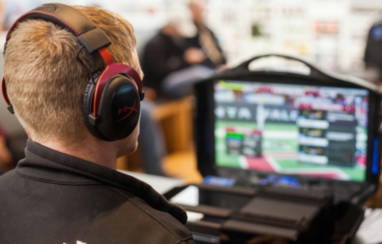 金融市場のデータ分析を行う専門家